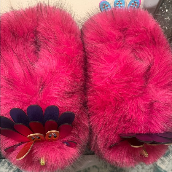 Kurt Geiger Fuchsia Eagle Fluff Slippers Brand New in box! - Picture 7 of 8